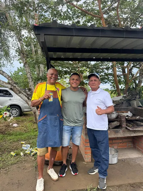 El equipo de Mi Jaragual junto al asador