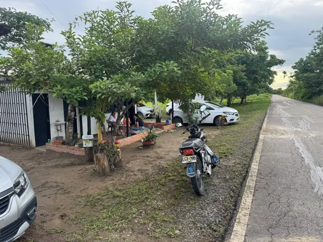 La entrada sobre la vía