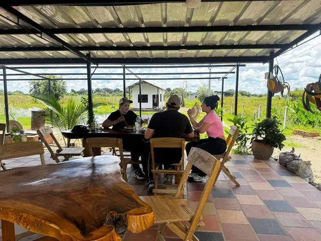 Quiosco con mesas de madera y vista a la sabana